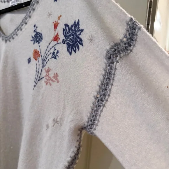Johnny Was Cream V-Neck Whipstitch Cashmere Sweater with Blue and Red Embroidery - Picture 8 of 9